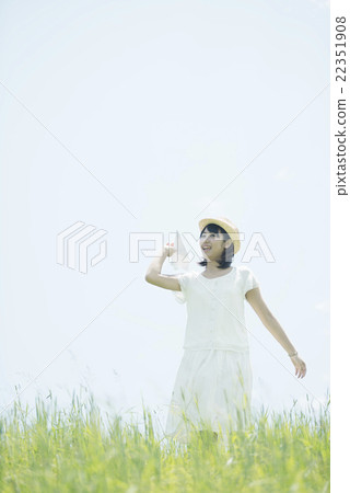 一名婦女飛行紙飛機在草甸 22351908