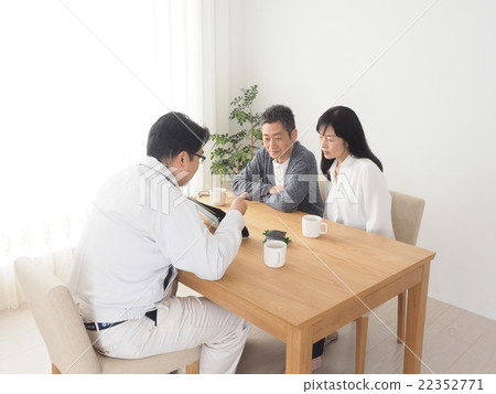 Middle couple discussing with sales people Middle couple discussing with sales people 22352771
