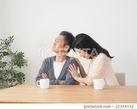 一對夫婦爭吵道歉中間婦女 一對夫婦爭吵道歉中間婦女 22354132