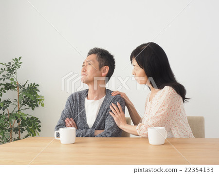 一對夫婦爭吵道歉中間婦女 一對夫婦爭吵道歉中間婦女 22354133