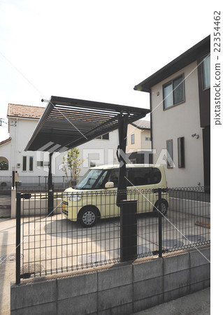車庫在一個安靜的住宅區 22354462