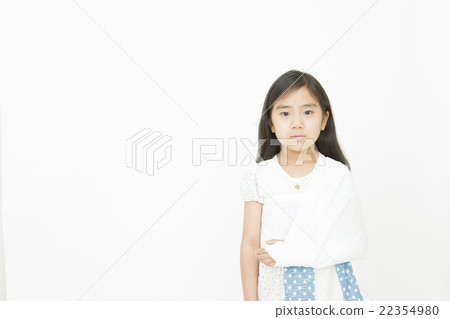 Girls injured their arms Break broken injury Injured Tiger girls elementary school students 22354980