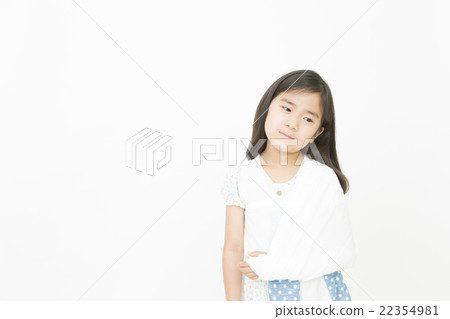 Girls injured their arms Break broken injury Injured Tiger girls elementary school students Girls injured their arms Break broken injury Injured Tiger girls elementary school students 22354981