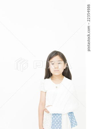 Girls injured their arms Break broken injury Injured Tiger girls elementary school students 22354986