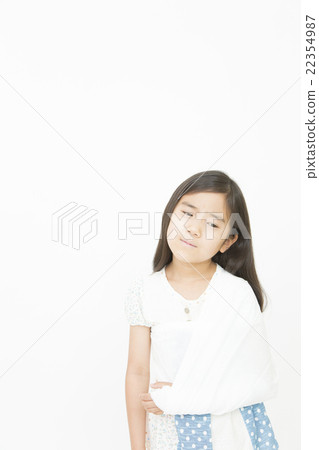 Girls injured their arms Break broken injury Injured Tiger girls elementary school students 22354987