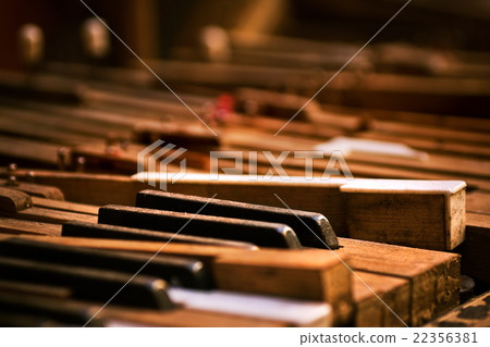 Old broken piano 22356381