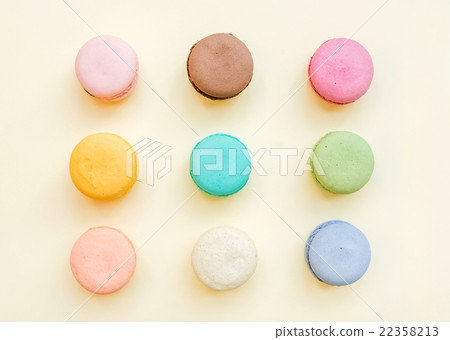 Sweet colorful French macaroon biscuits on pastel 22358213