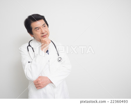 內科醫生通過觸摸他/她的下巴來思考 內科醫生通過觸摸他/她的下巴來思考 22360493