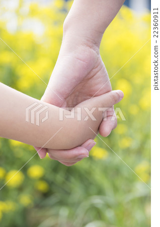 握在強姦領域的父母手 22360911