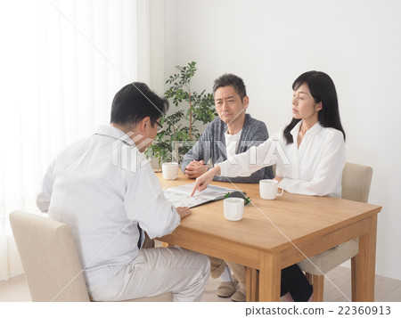 一對中產階級夫婦向推銷員投訴 22360913