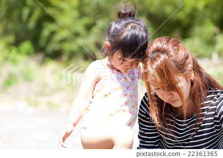 父母和孩子換衣服 父母和孩子換衣服 22361365