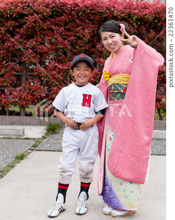 Women with kimono and baseball boy Women with kimono and baseball boy 22361470