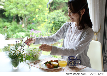 在窗口吃早餐 在窗口吃早餐 22364298