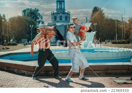 The men kidnapped a woman. 22369350