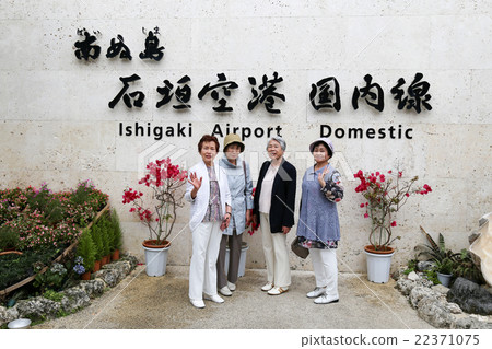 Elderly women traveling happily 22371075