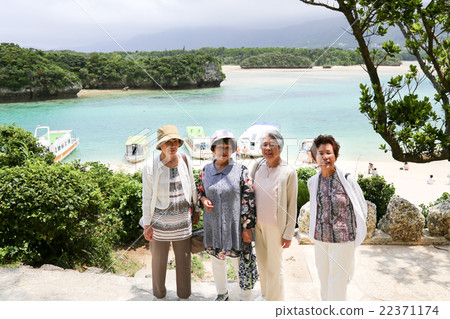 在日本旅行的老年婦女 在日本旅行的老年婦女 22371174