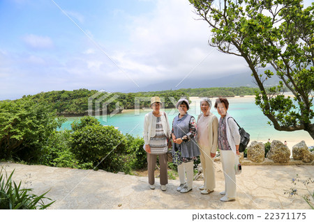 在日本旅行的老年婦女 22371175