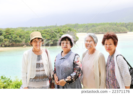 在日本旅行的老年婦女 22371176