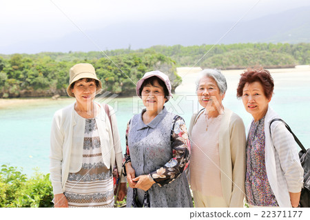 在日本旅行的老年婦女 在日本旅行的老年婦女 22371177