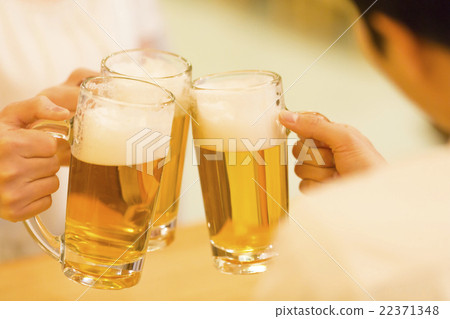 年輕的男人和女人敬酒到一家酒吧 22371348