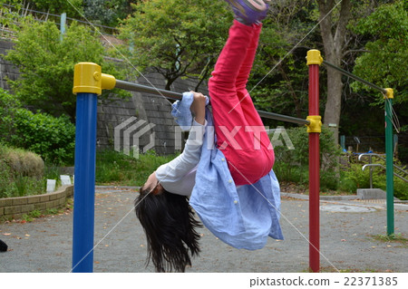 Girls' iron bar practice scenery 22371385