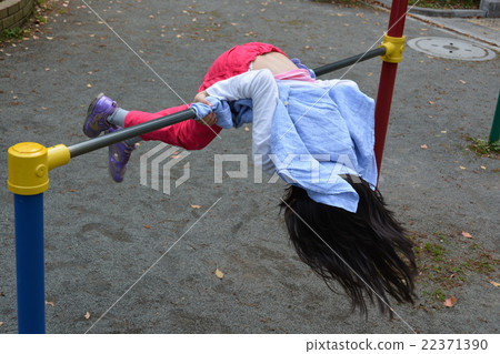 Girls' iron bar practice scenery Girls' iron bar practice scenery 22371390