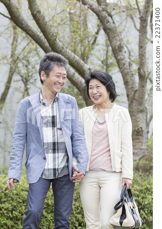 一對50多歲的夫婦帶著微笑 22371400