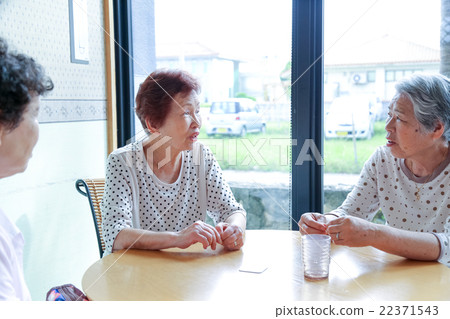 Elderly women who are having fun talking 22371543