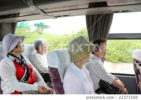旅遊巴士旅行老年婦女 旅遊巴士旅行老年婦女 22371588