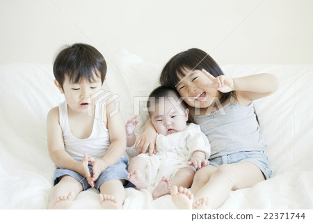 Brothers and sisters 22371744