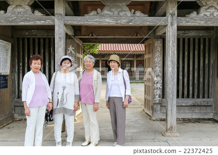 Women elderly worshiping temples 22372425