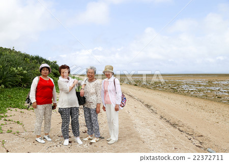 走在海灘的四名年長婦女 走在海灘的四名年長婦女 22372711
