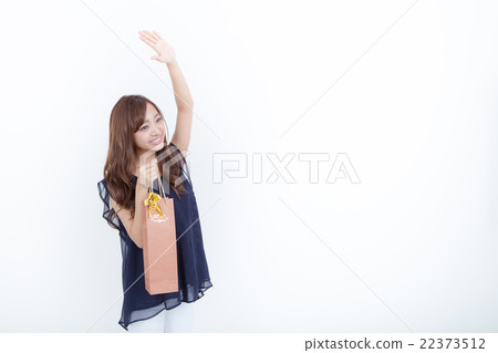 一個女人拿著一份禮物（酒） 22373512