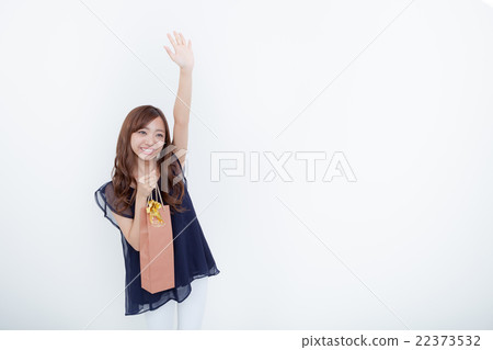 一個女人拿著一份禮物（酒） 22373532