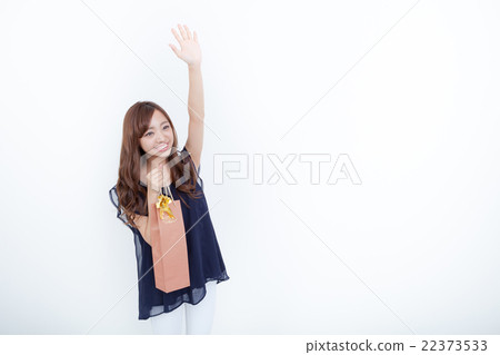 一個女人拿著一份禮物（酒） 22373533