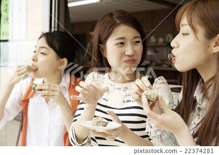 一個女人享受旅行 22374281