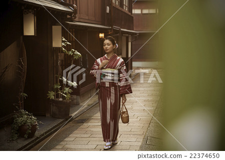Women sightseeing in kimono 22374650