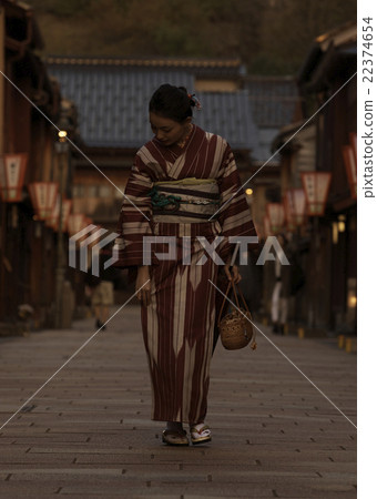 婦女在和服觀光 22374654