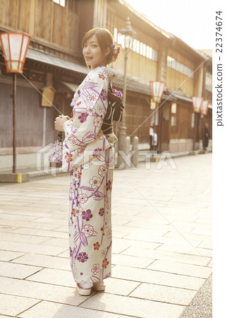 婦女在和服觀光 22374674