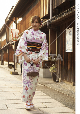 婦女在和服觀光 22374799