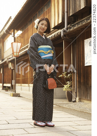 Women sightseeing in kimono 22374820