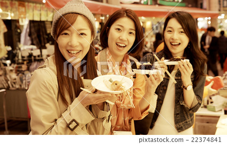 Women sightseeing the market Women sightseeing the market 22374841