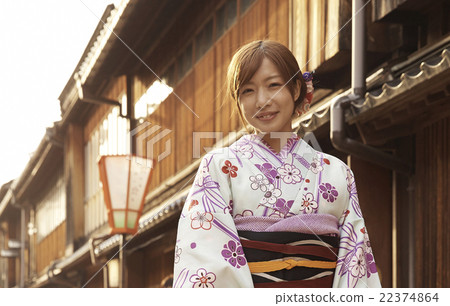婦女在和服觀光 22374864