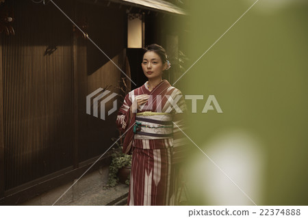 婦女在和服觀光 22374888