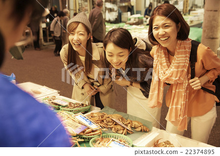 Women sightseeing the market 22374895