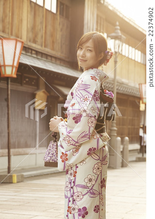 Women sightseeing in kimono 22374902