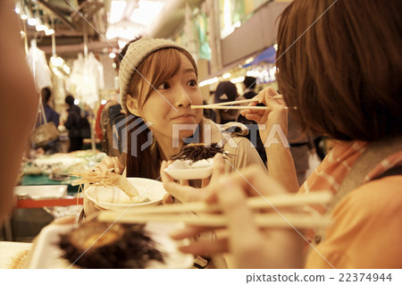 Women sightseeing the market 22374944