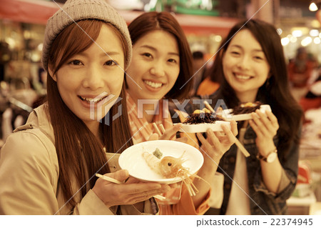 Women sightseeing the market Women sightseeing the market 22374945