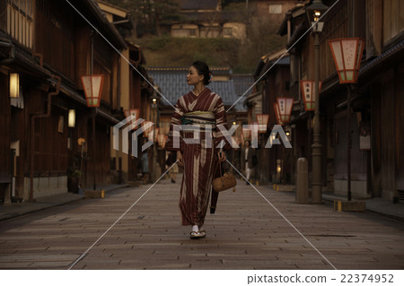 婦女在和服觀光 22374952