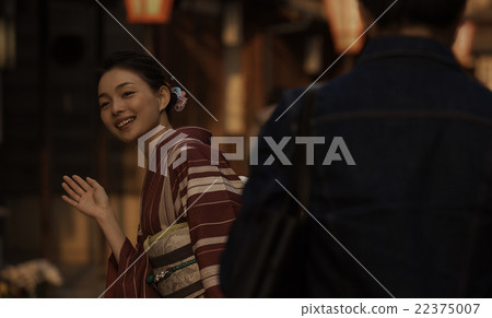 女人們揮舞著和服 22375007